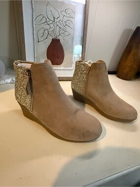 Girls Youth Sz 5 Report Tan Suede Ankle Boots with Gold Glitter Heel Panel